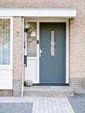 Een strakke deur zonder ornamenten met gematteerd glas en een heldere rand.