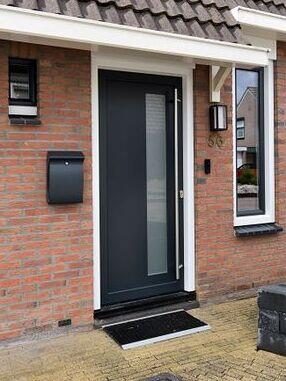 Deze deur zeer hoge deur is voorzien van ColorTop structuur in de de kleur RAL 5011.